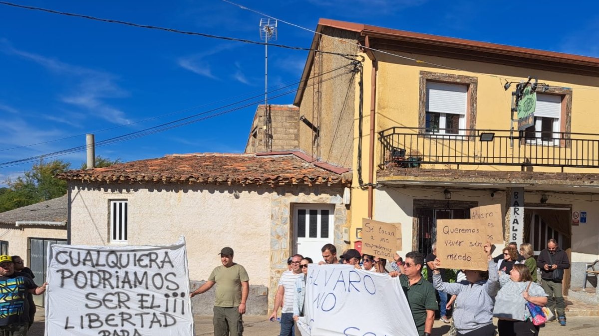Concentración vecinal de apoyo al detenido en Olleros de Tera que apuñaló, presuntamente, a un hombre de 40 años