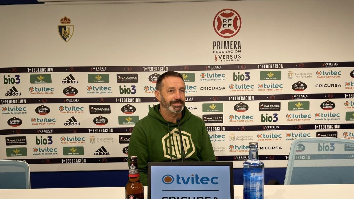 Sietes analizó ayer la plantilla de la Deportiva y el inicio de la Liga del conjunto blanquiazul.