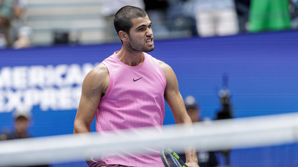 Carlos Alcaraz se mostró contundente para pasar a semifinales.