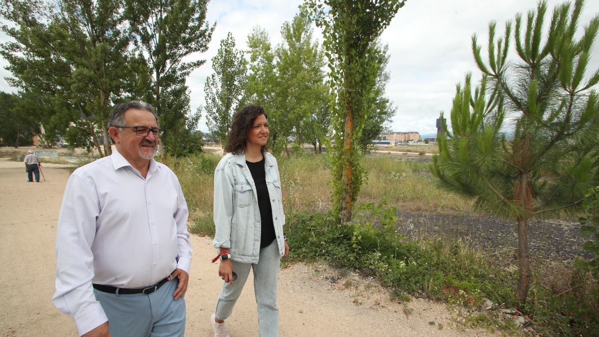 Los concejales Carlos Fernández y Lidia Coca, recorriendo el Anillo Verde.