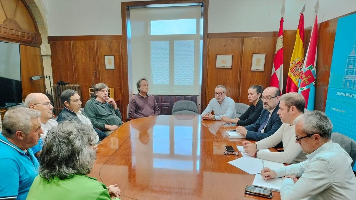 Los pedáneos con las autoridades municipales de Ponferrada.