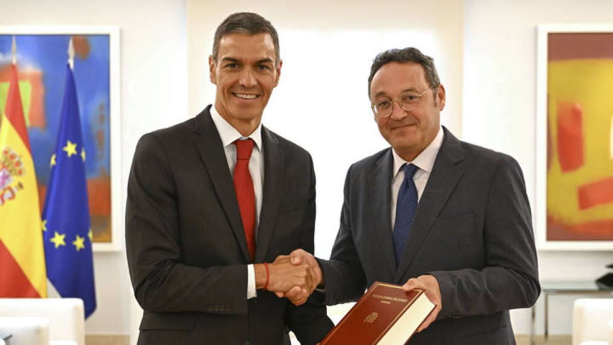 El presidente del Gobierno, Pedro Sánchez, recibe ayer en el Complejo de la Moncloa al fiscal general del Estado, Álvaro García Ortiz, quien le ha entregado un ejemplar de la Memoria Anual de la Fiscalía.