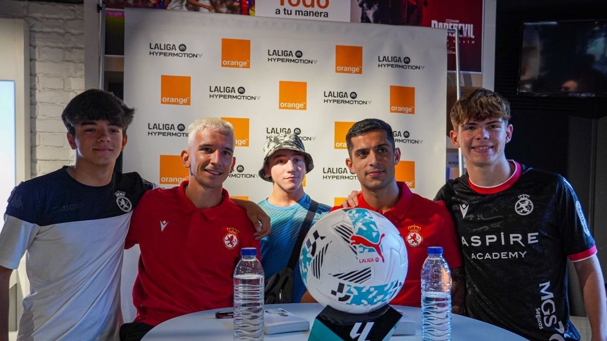 Lusi Chacón y Bicho junto a tres aficionados de la Cultural durante la firma de autógrafos.