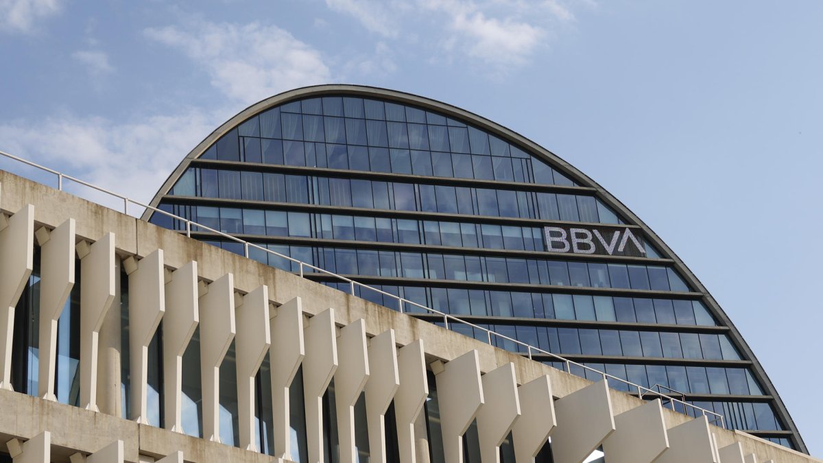 La CNMV autoriza la opa sobre el Sabadell del BBVA, que mantiene el precio de su oferta