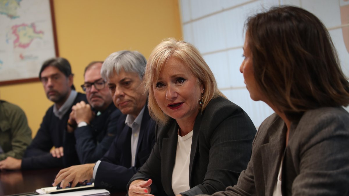 La consejera de  Industria, Comercio y Empleo, Leticia García, con el delegado de la Junta, en la reunión de este viernes con los alcaldes en Ponferrada para abordar la reconstrucción.