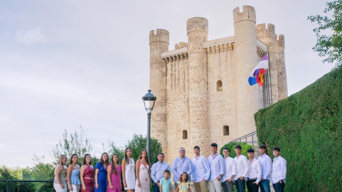 Reina, rey, damas y pajes posan con el alcalde, José Jiménez Martínez, y el concejal de Fiestas, Iván Jesús Martínez, junto al castillo.