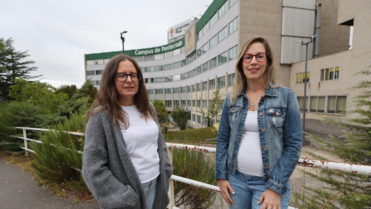 Arrate Pinto Carral, investigadora del grupo Salbis de la ULE y Sonia Nieto Marcos, enfermera en Villablino, posan frente al Campus de Ponferrada.