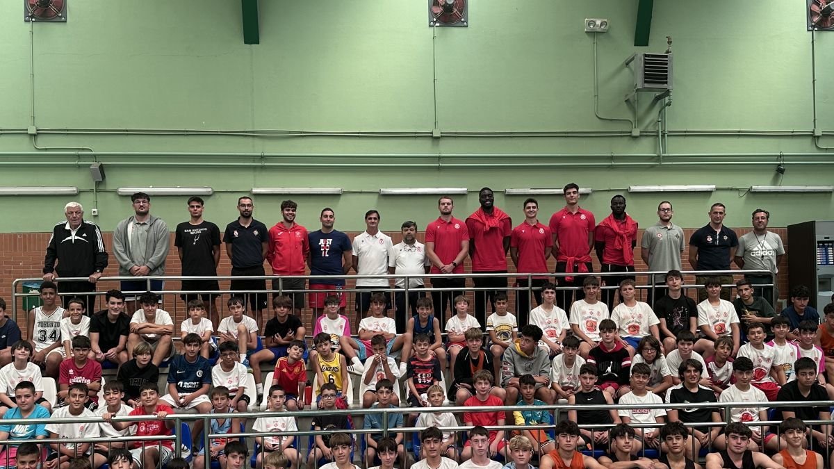 Deng, Orenga, Bultó, Amadasun y Hayman con los alumnos y monitores del Colegio Leonés.