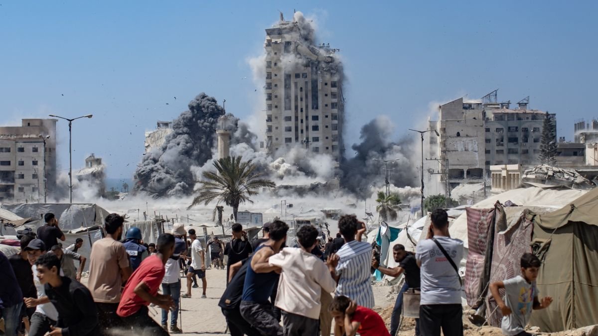 Palestinos contemplan un ataque aéreo en Gaza.