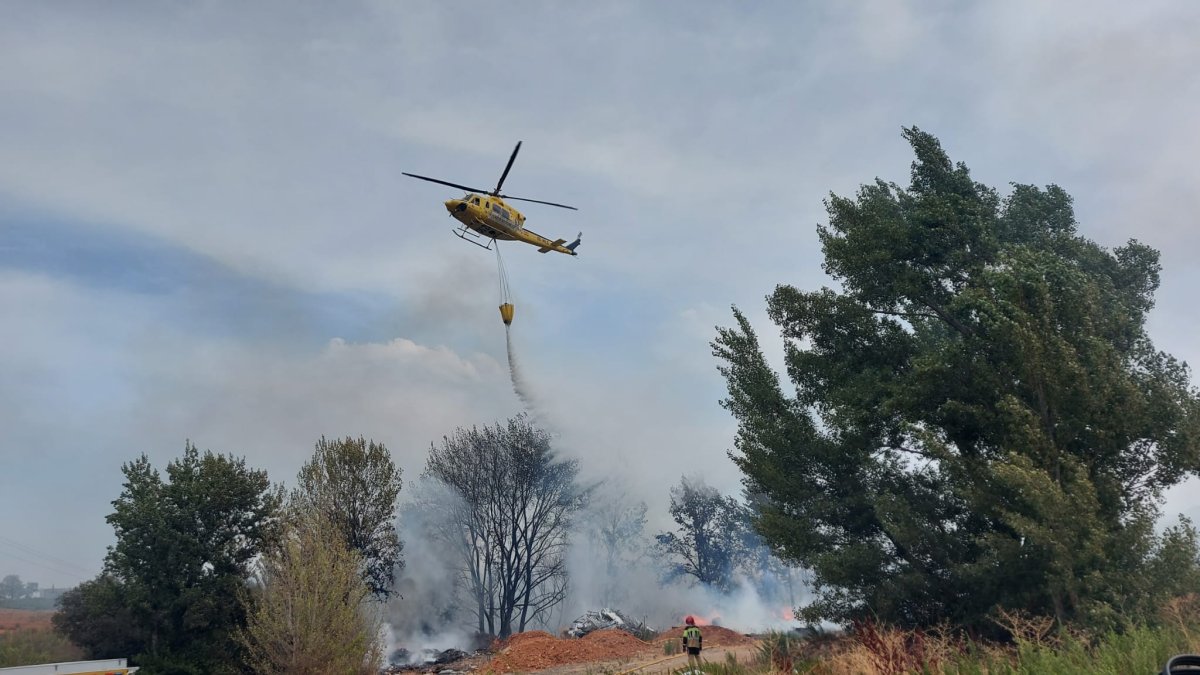 Un helicóptero descarga agua en la zona incendiada cerca de Villafranca del Bierzo.