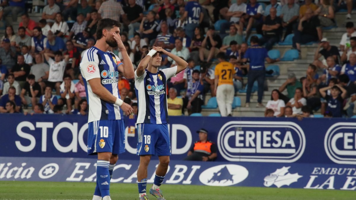 La SD Ponferradina perdió ante el Pontevedra CF en su estreno en El Toralín.