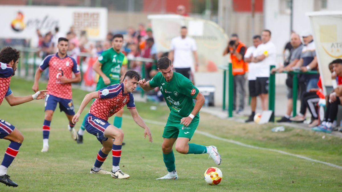 Mario intenta controlar el balón ante un rival. El delantero tuvo una doble ocasión para marcar aunque sin el premio deseado.