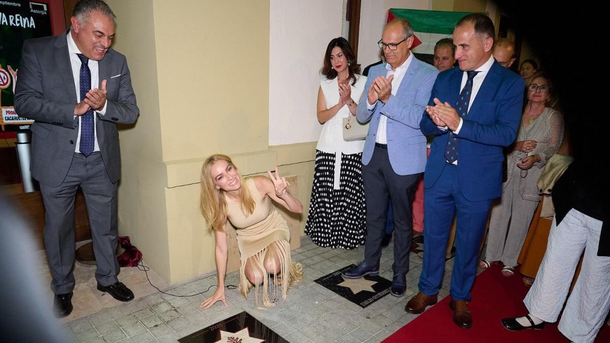 La actriz Kira Miró en el momento de descubrir su estrella en Astorga.