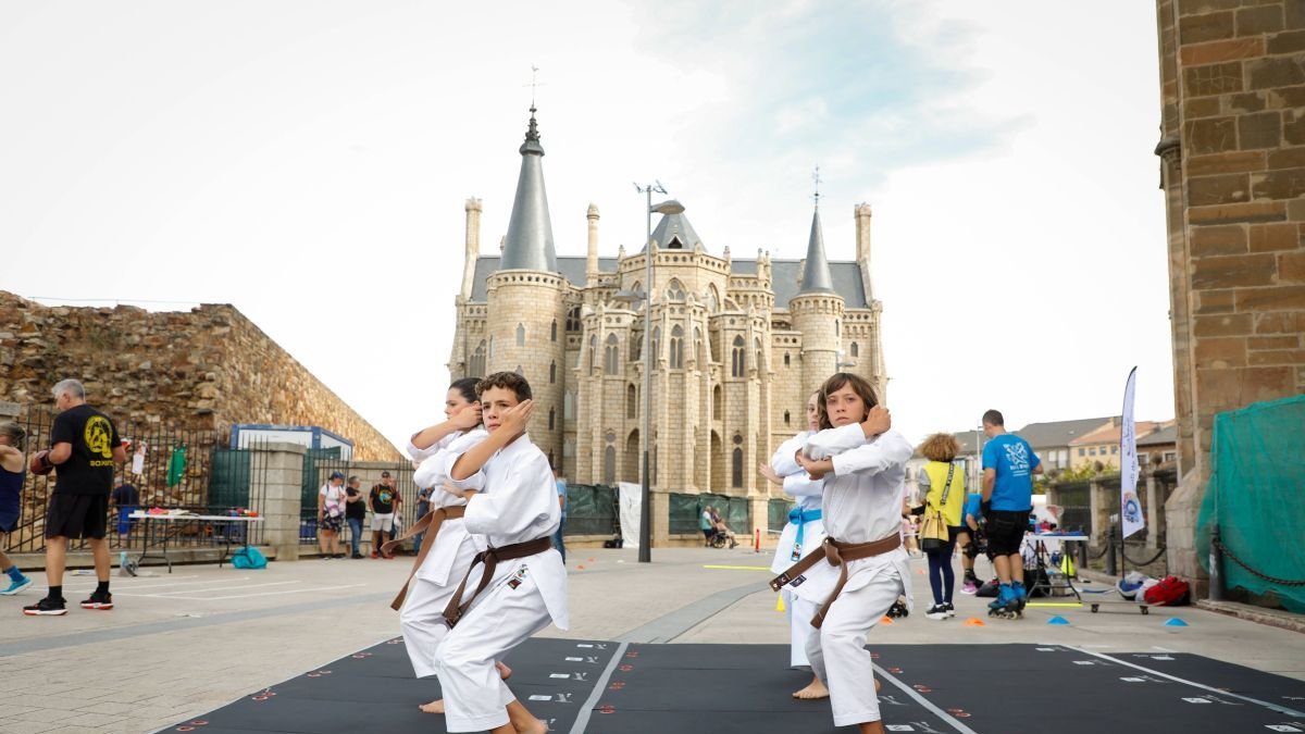 El karate fue uno de los deportes protagonistas con el Palacio de Gaudí a sus espaldas.