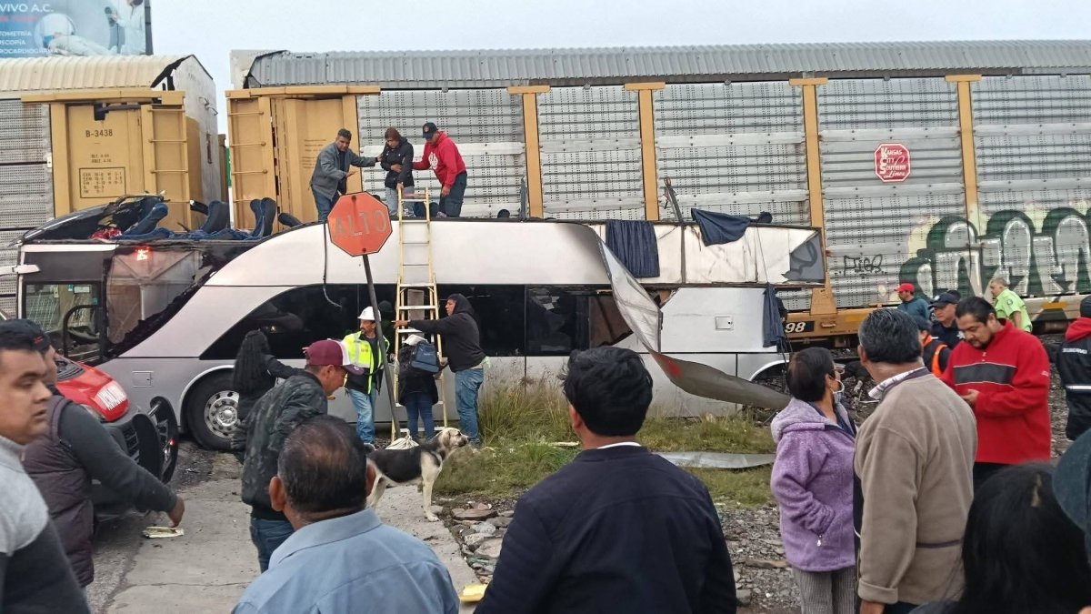 Un tren arrolla autobús y deja ocho muertos en el central estado de México