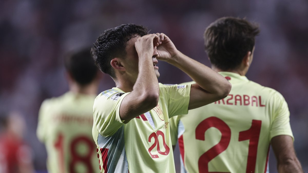 Pedri celebra uno de los goles de España en la fase de grupos clasificatorio para el Mundial 2026.