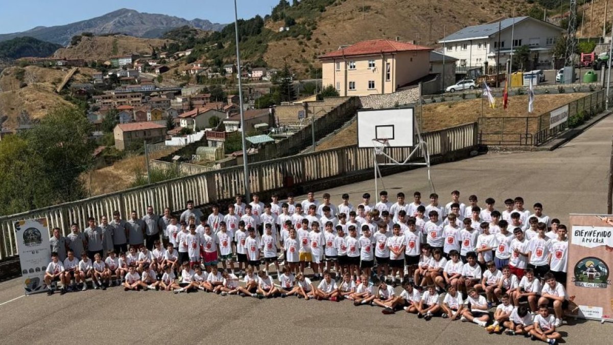 El Albergue La Galería en Santa Lucía de Gordón reunió a 115 jugadores y ocho entrenadores.