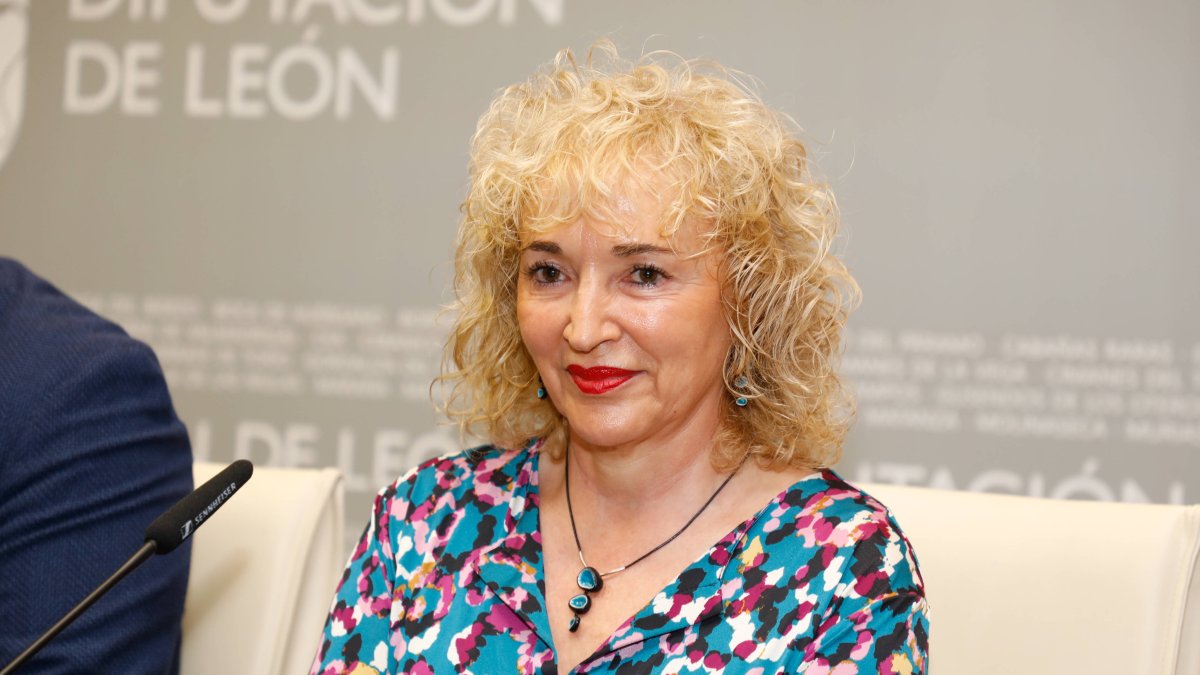Ana Isabel Martínez de Paz, durante la presentación de las jornadas Mujer y Montaña en la Diputación.