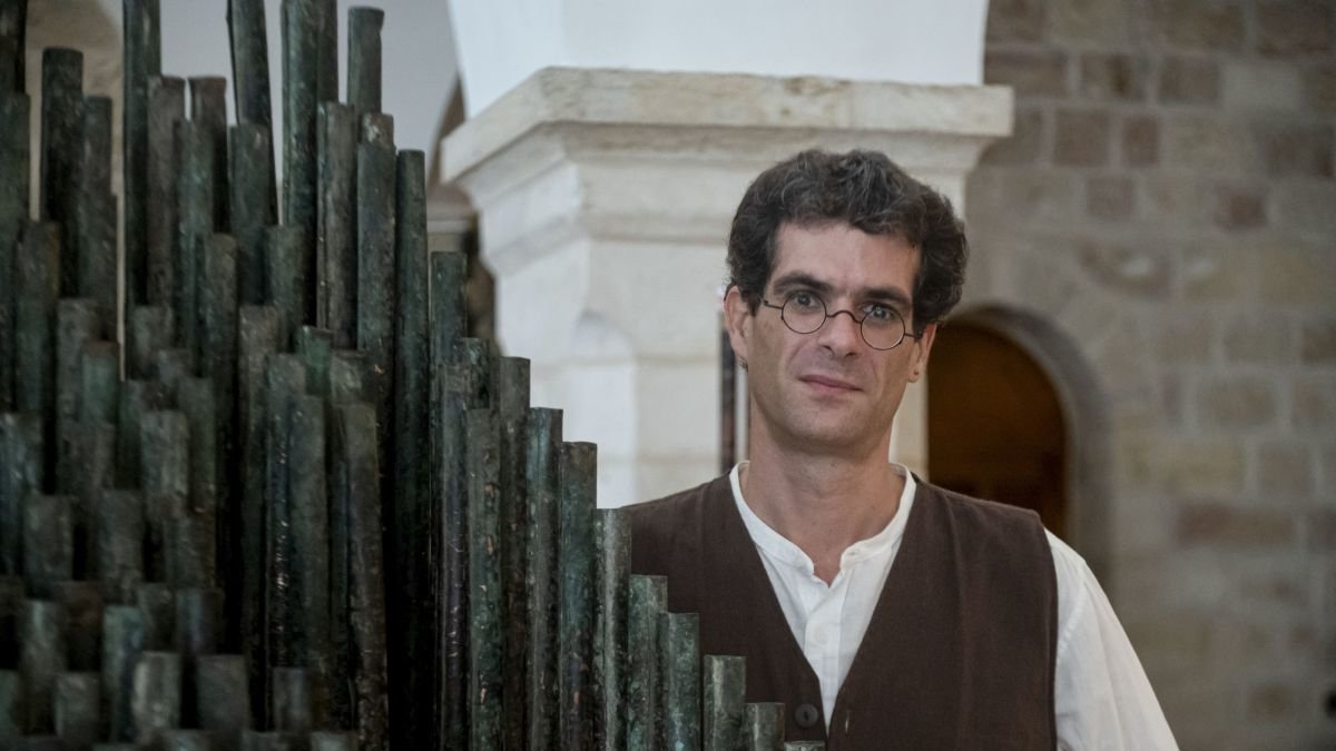 El musicólogo español David Catalunya, con el órgano.