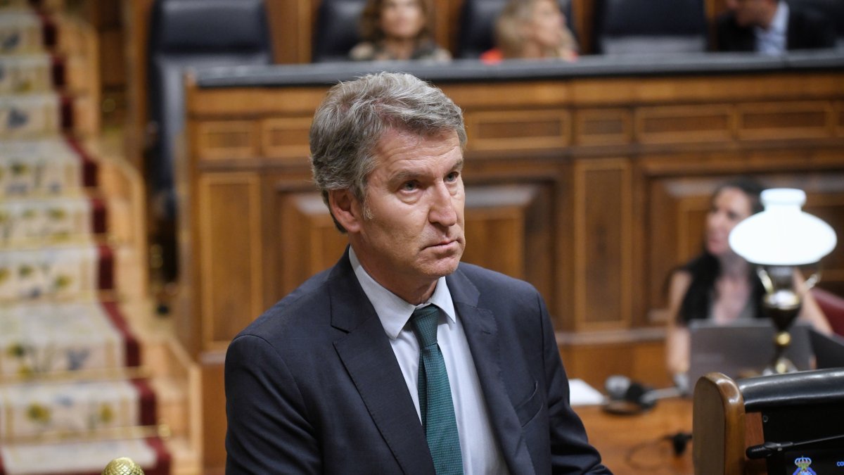 Feijóo dice que a Sánchez "sólo le mueve el miedo" por la corrupción y el presidente presume de Gobierno "limpio"