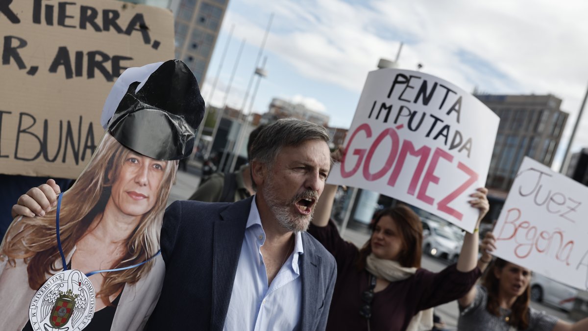 Unas personas se manifiestan en contra de Begoña Gómez, mujer del presidente del Gobierno, frente a los juzgados de Plaza de Castilla en Madrid este miércoles.