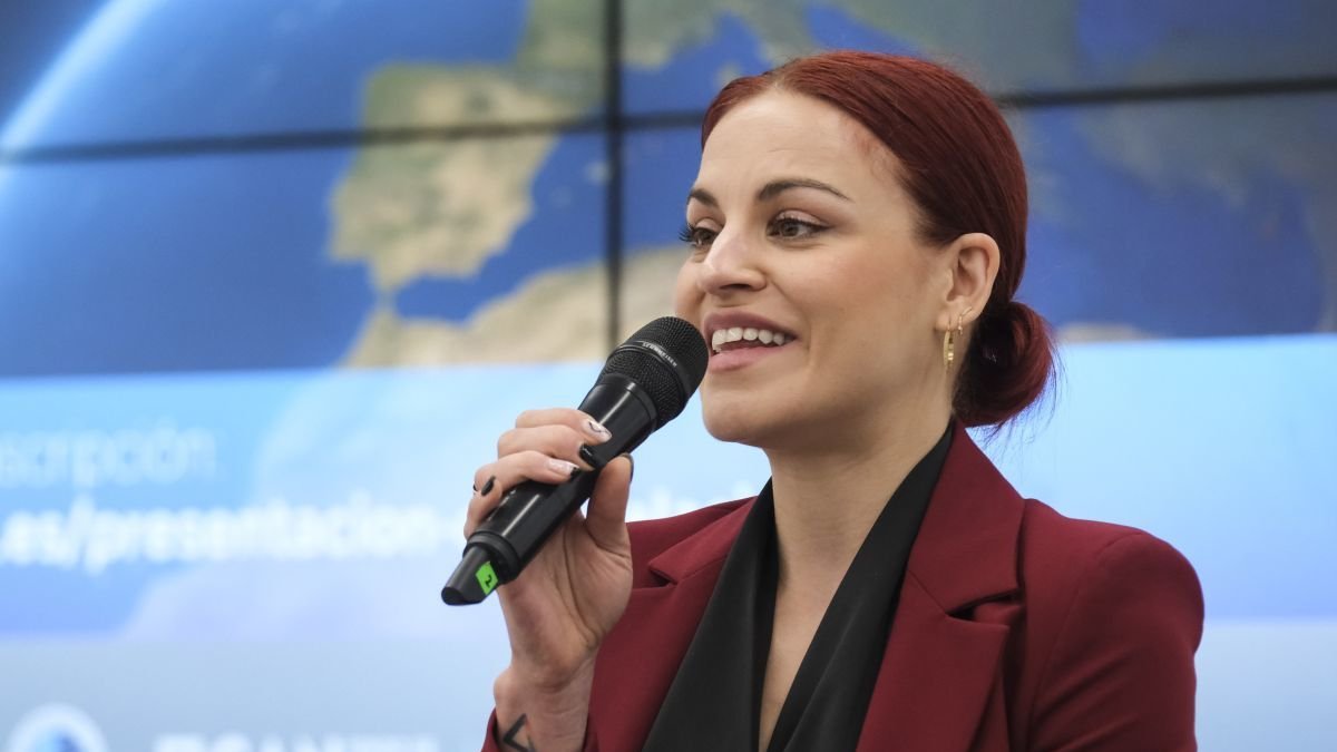 Sarah Estanislau exposing her private side, eager to perform