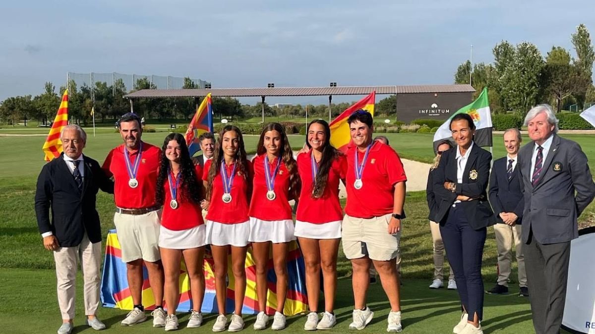 La selección de Castilla y León se colgó la medalla de plata en el Campeonato de España de Golf.