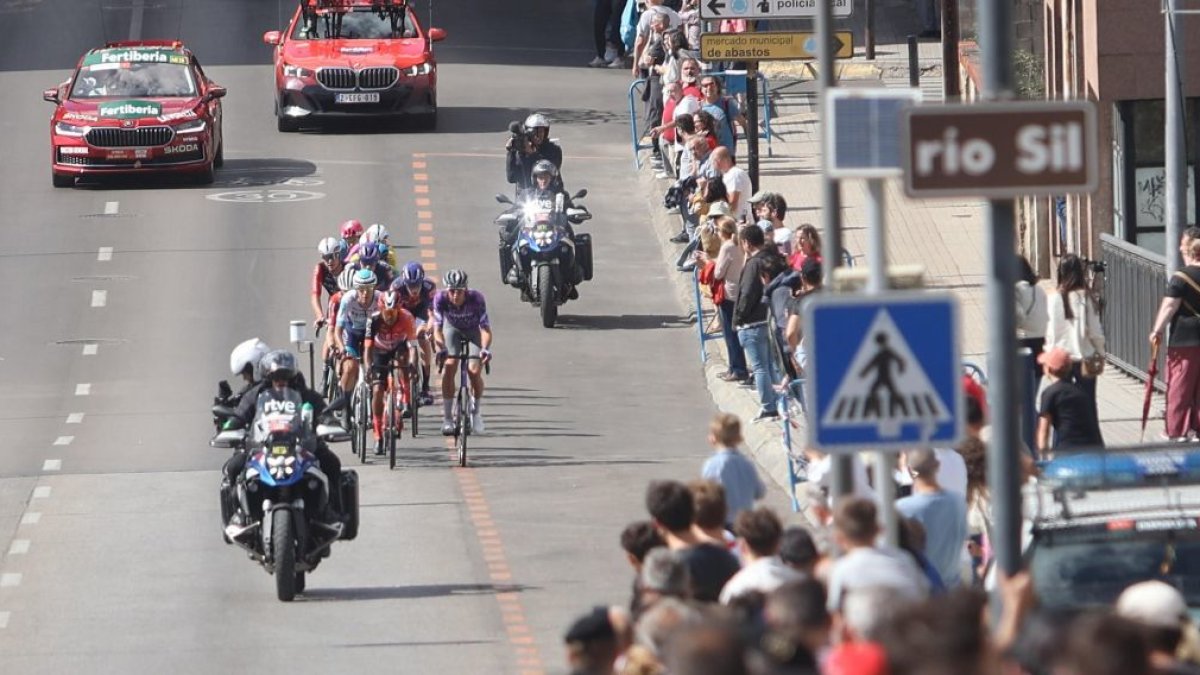 El grupo de fugados a su paso por Ponferrada. Al final su aventura no tuvo premio.