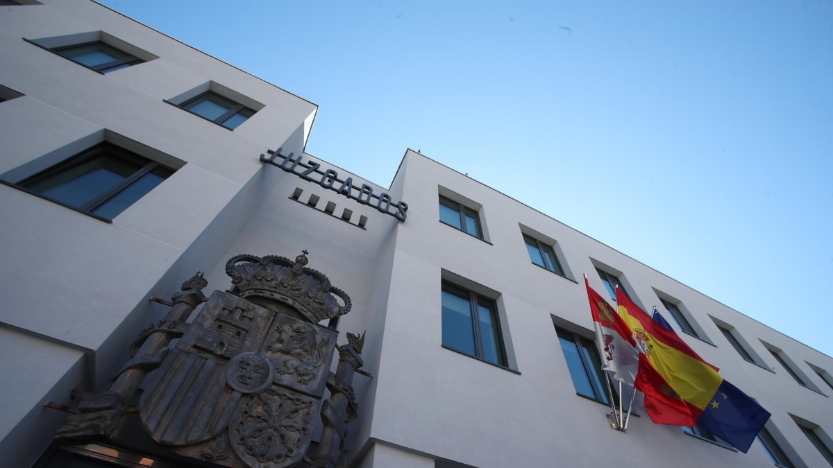 El caso de la apropiación de dinero de una cuenta bancaria familia lo lleva el Juzgado de Instrucción 2 de Ponferrada.