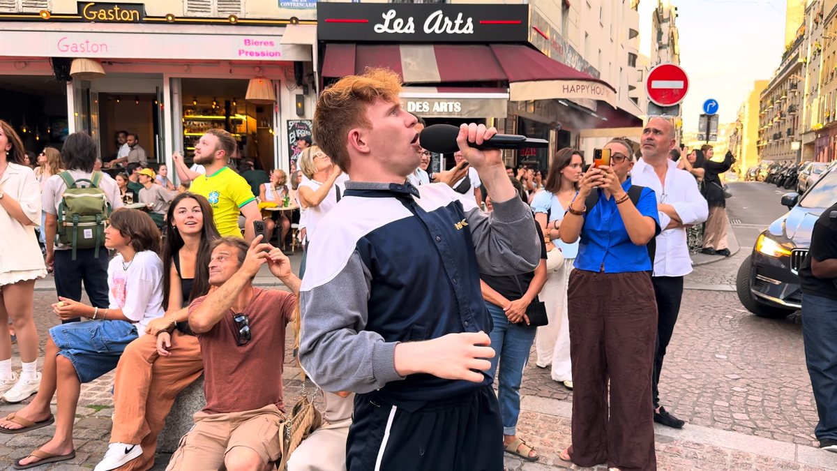 El increíble flashmob de 'Bohemian Rhapsody' que asombró a París