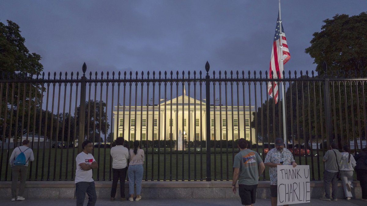 Bandera a media asta por el asesinato del activista Charlie Kirk.