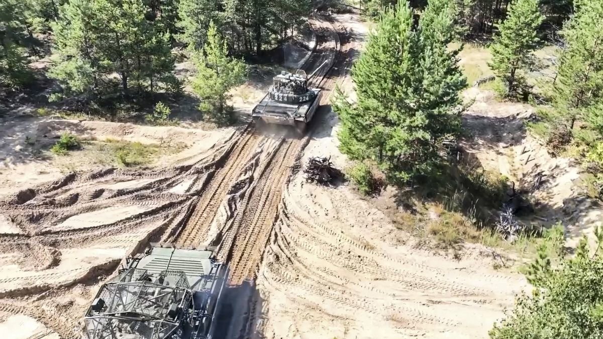 Vehículos blindados participan en los ejercicios militares Zapad-2025 en un lugar no revelado de Bielorrusia.