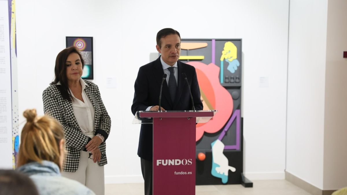 Marisa Oropesa, comisaria de la exposición ‘Todo es pop. De Europa a Estados Unidos’ y Raúl Fernández Sobrino, director de Cultura y Patrimonio de Fundos.