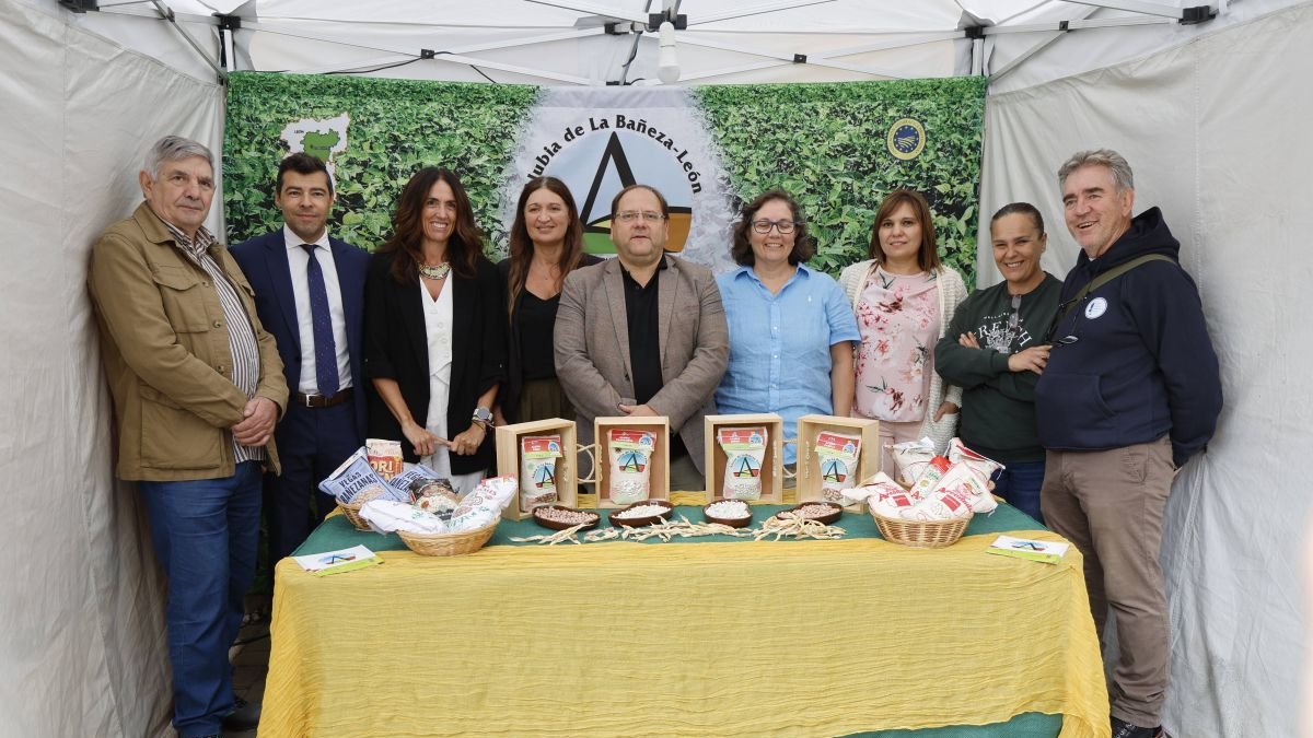El alcalde, en el centro, con todas las personas que hacen posible esta cita gastronómica.
