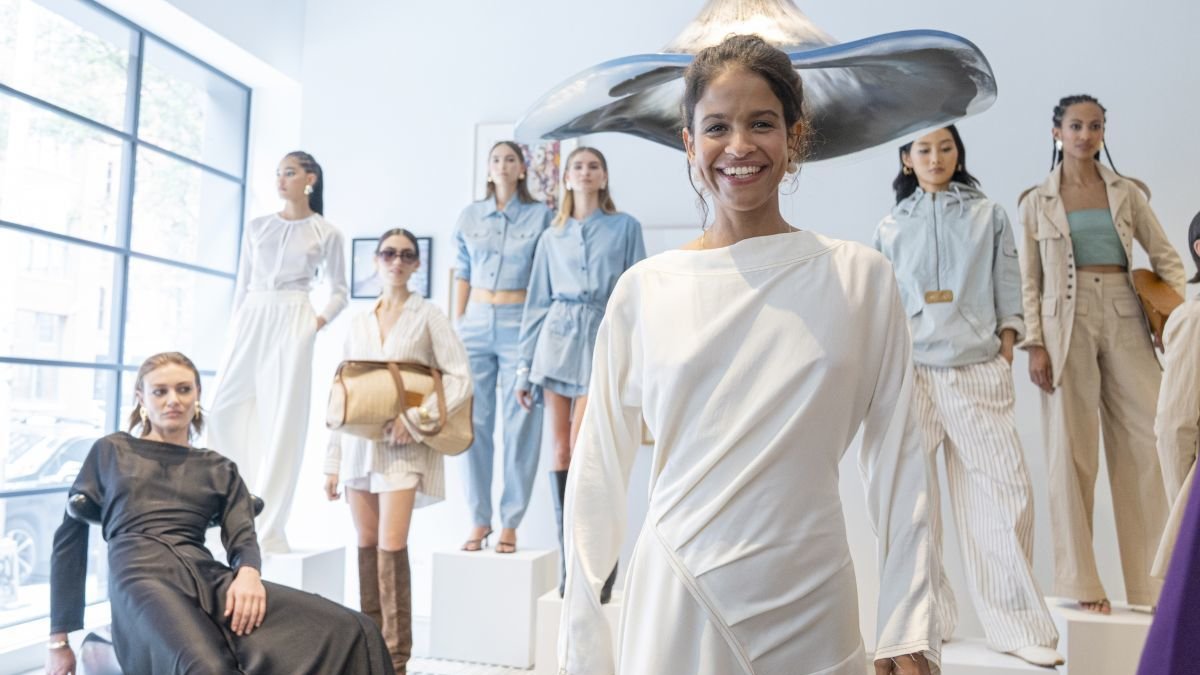 La diseñadora Dwarnis Concepción posa con sus modelos en Nueva York.