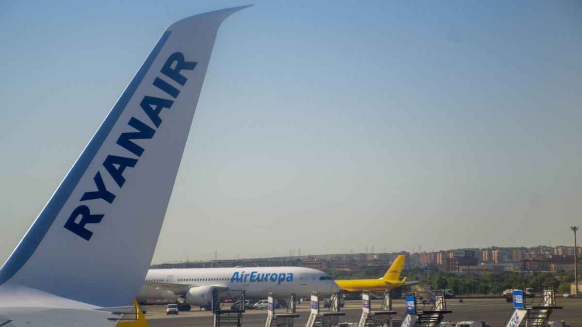 Ryanair zaradi sporov z Aeno zmanjšuje število sedežev in ukinja lete v Asturijo