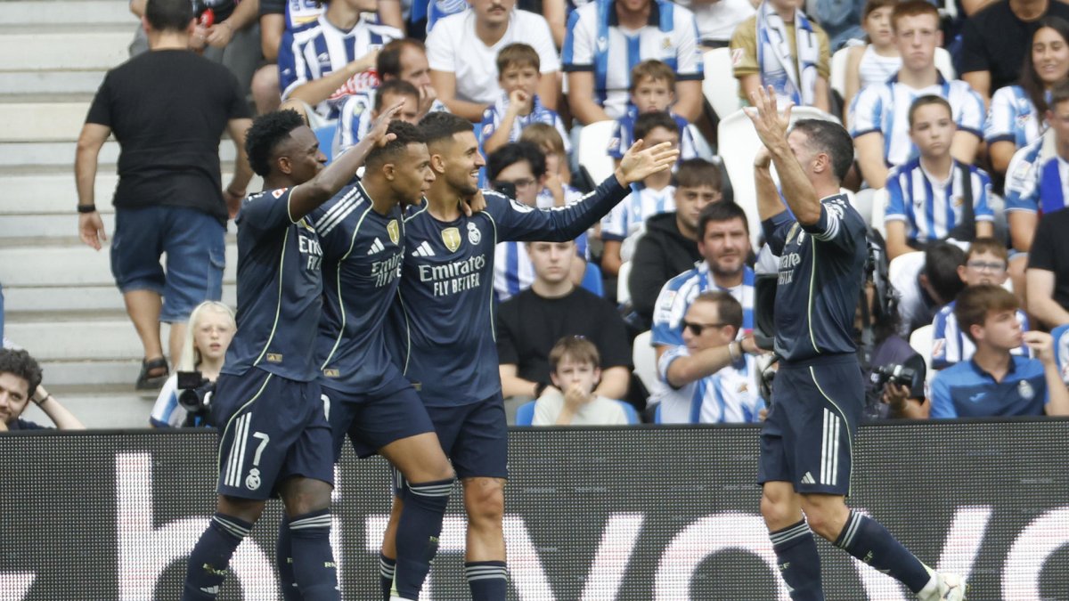-Los jugadores del Real Madrid celebran el gol de Arda Guler, durante el partido de la jornada 4 de La Liga EA Sports este sábado en el estadio Municipal de Anoeta en San Sebastián.- EFE/ Javier Etxezarreta.