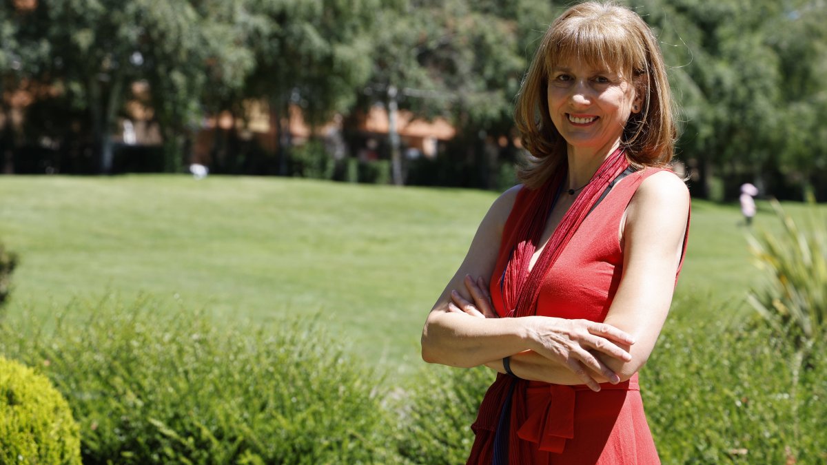 La catedrática Ana I. Moreno posa en el parque de la Chantría en León.