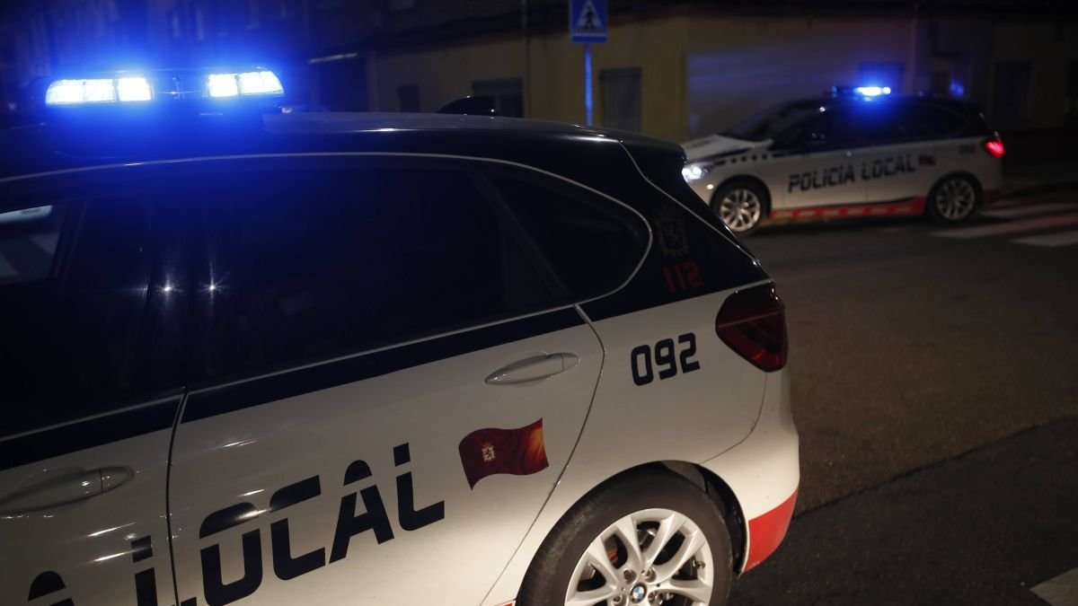 Coche de la Policía Local antes de una intervención.