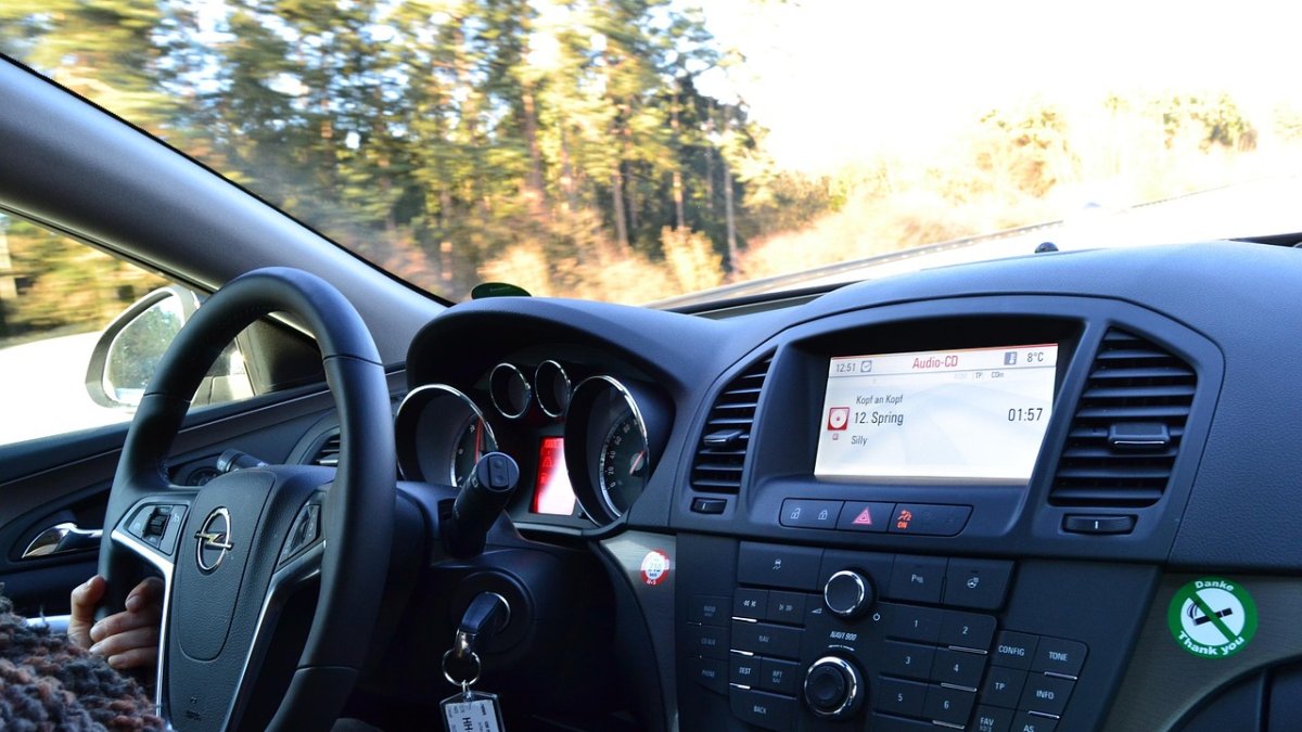 Un conductor maneja su automóvil.