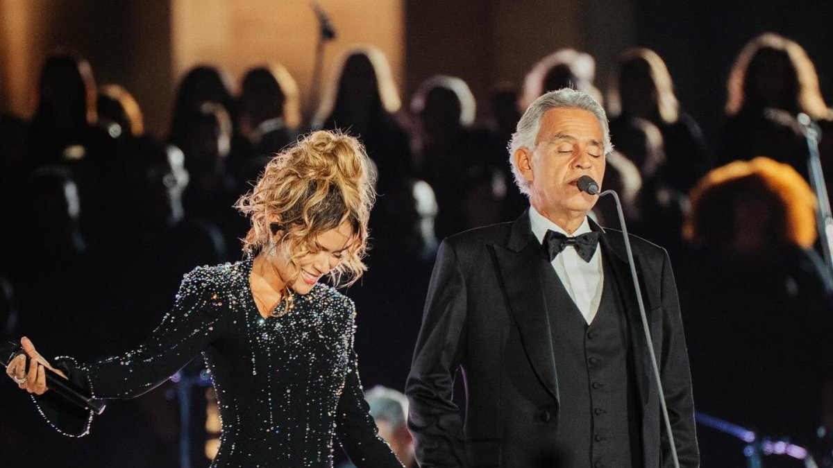 Karol G deslumbra junto a Andrea Bocceli en El Vaticano.