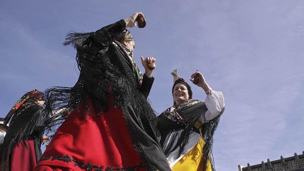 Los bailes regionales se celebran tras la misa.
