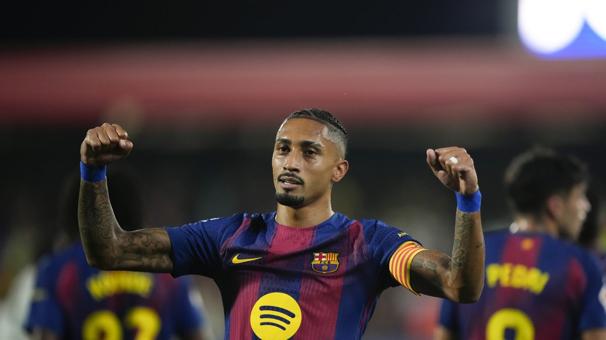 BARCELONA, 14/09/2025.-El delantero del Barcelona Raphinha, celebra su gol contra el Valencia, durante el partido de la jornada 4 de LaLiga EA Sports, que disputan Barcelona y Valencia en el estadi Johan Cruyff en Barcelona.-EFE/ Alejandro García