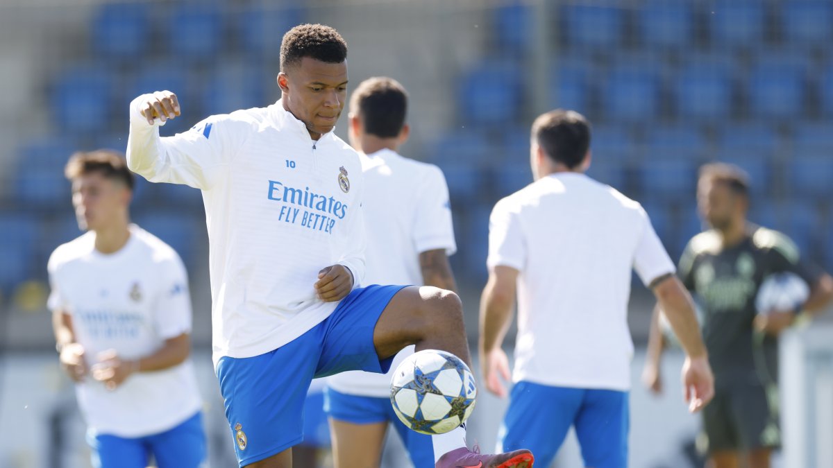 MADRID, 15/09/2025.- El delantero galo del Real Madrid Kylian Mbappé participa en el entrenamiento del equipo este lunes en Valdebebas. El equipo se vio obligado a retrasar una hora el entrenamiento oficial UEFA previo a su estreno en la Liga de Campeones, por la visita a la ciudad deportiva de Valdebebas de personal sanitario para realizar a seis jugadores un control antidopaje de LaLiga. EFE/ Antonio Villalba/Real Madrid SOLO USO EDITORIAL/SOLO DISPONIBLE PARA ILUSTRAR LA NOTICIA QUE ACOMPAÑA (CRÉDITO OBLIGATORIO)