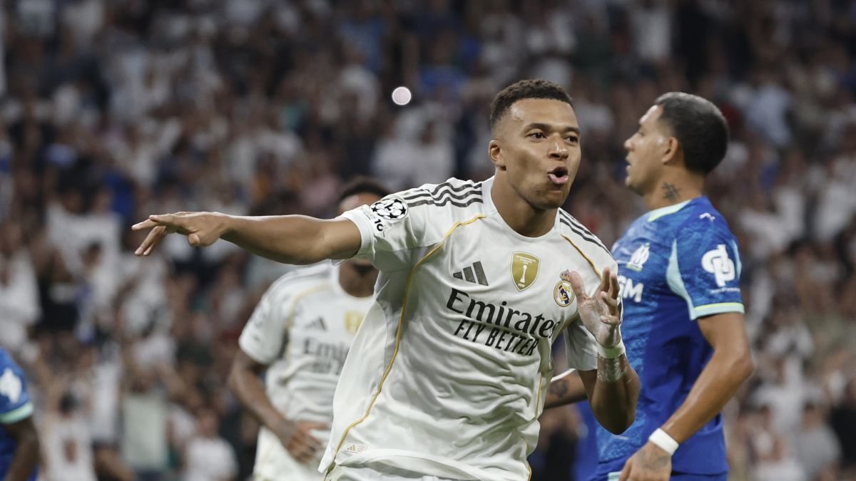 Mbappé vuelve a salvar al Real Madrid con dos goles de penalti en el estreno en Champions.
