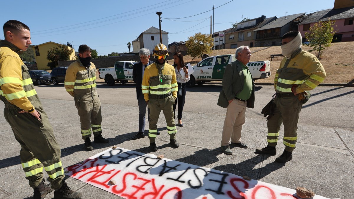 Santonja junto a las brigadas forestales en la Casa del Parque