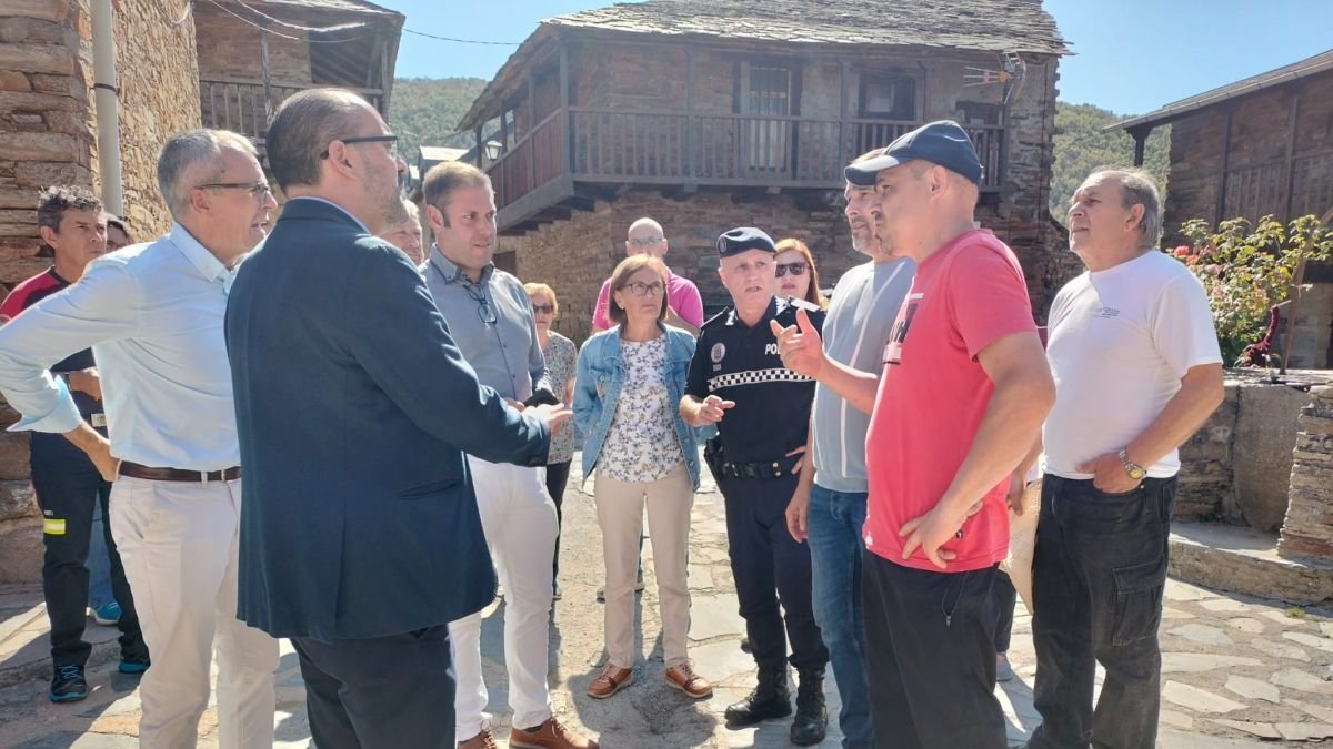 El alcalde, con Iván Alonso y Luis Antonio Moreno, en uno de los pueblos de Ponferrada.