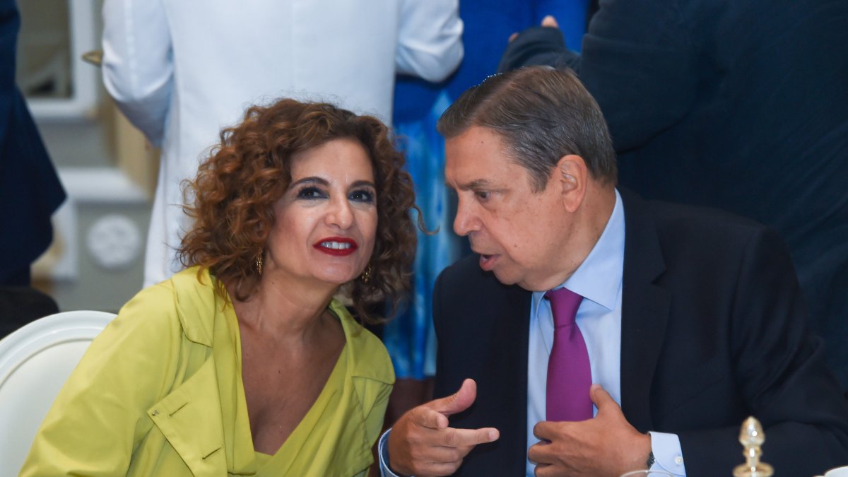 La vicepresidenta del Gobierno y ministra de Hacienda, María Jesús Montero, y el ministro de Agricultura, Luis Planas, durante un desayuno informativo de Fórum Europa.