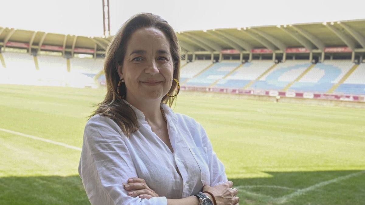 La apoderada de la Cultural y Deportiva Leonesa, Natichu Alvarado, posa en el estadio Reino de León.