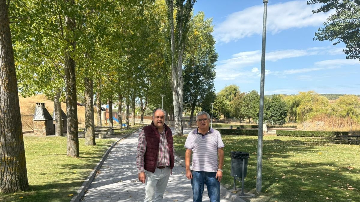 El alcalde visitó el parque ya terminado.